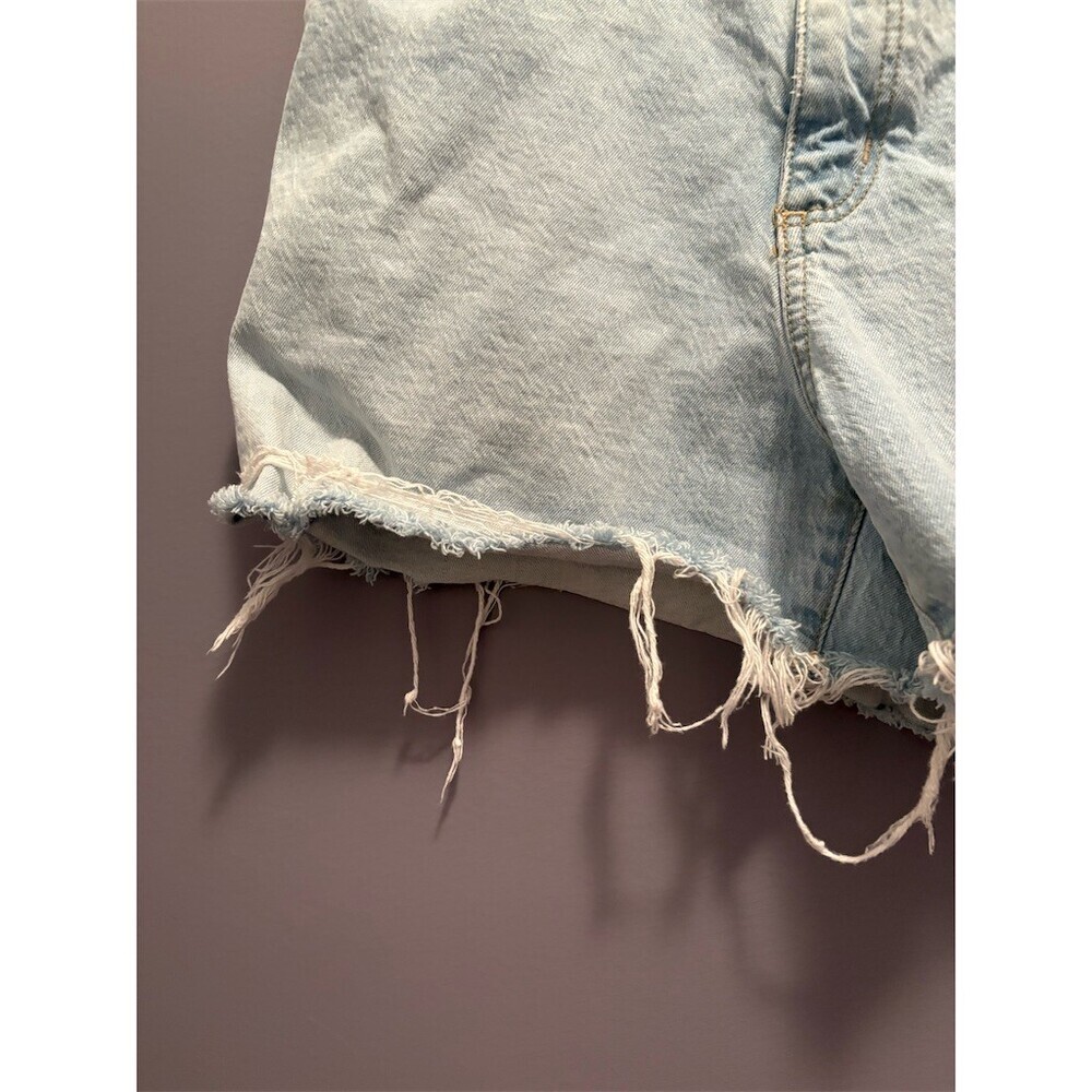 Universal Thread Denim Cut-Off Shorts Womens Size 12 Light Wash Distressed - Picture 3 of 11